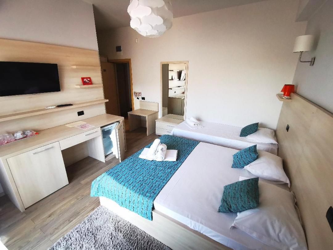 Kharisma Hotel นาโวดาริ ภายนอก รูปภาพ