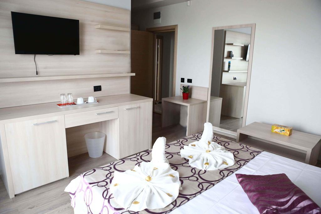 Kharisma Hotel นาโวดาริ ห้อง รูปภาพ